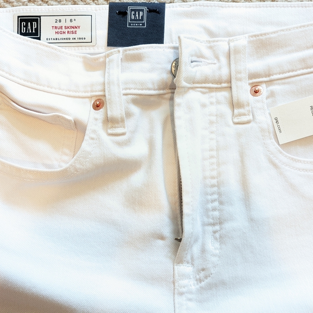 Gap True Skinny high rise jean in white Size 28/6